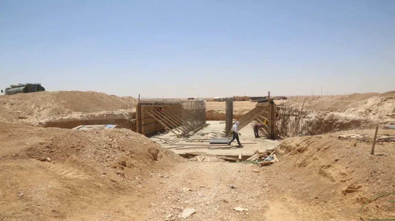 الحكومة تتابع العمل في الطريق المؤدي إلى الاستاد الدولي الجديد لكرة القدم