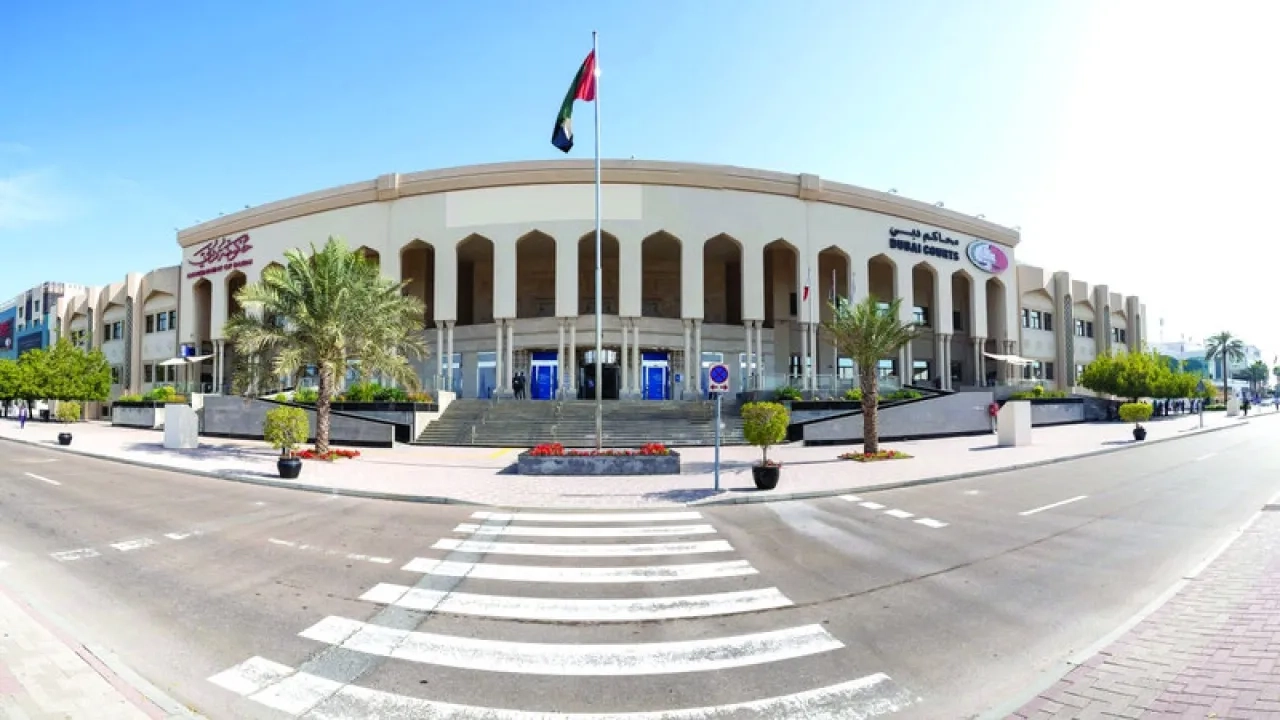 دبي.. عصابة تنتحل صفة الشرطة وتسرق 600 ألف درهم من آسيوي