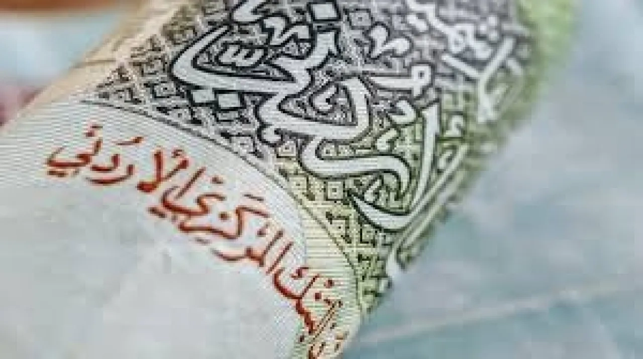 طلب قوي على الدينار مع عودة المغتربين