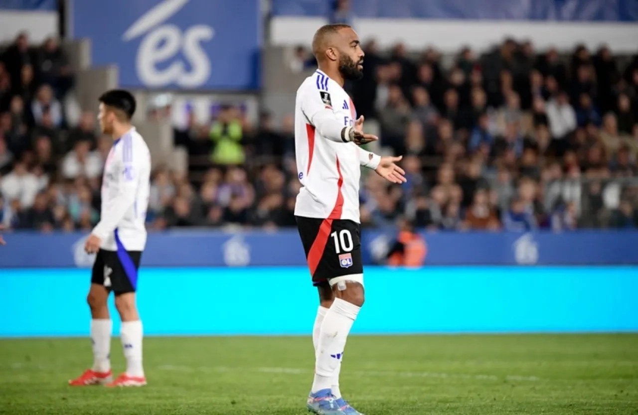 الفيفا يحرم ليون الفرنسي من التعاقدات بسبب 2000 يورو!