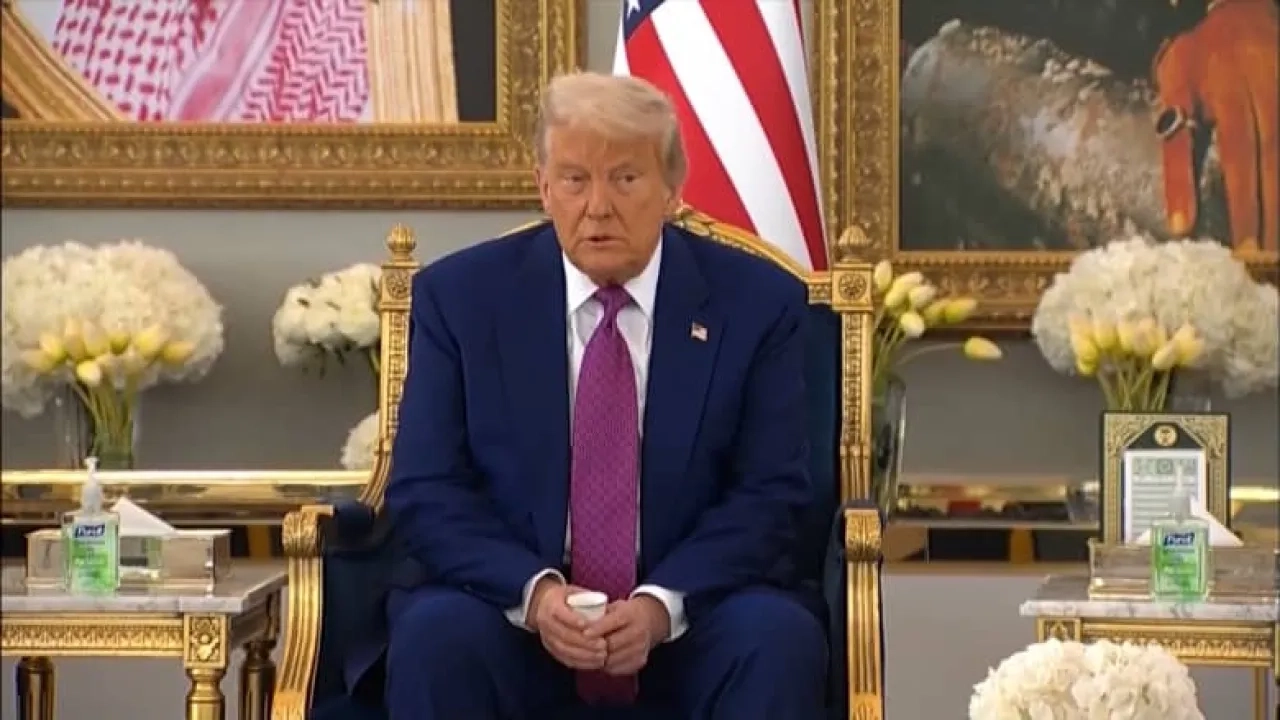 شاب يسخر من مقاطعة الأردنيين للبضائع الاميركية بعد جولة ترمب