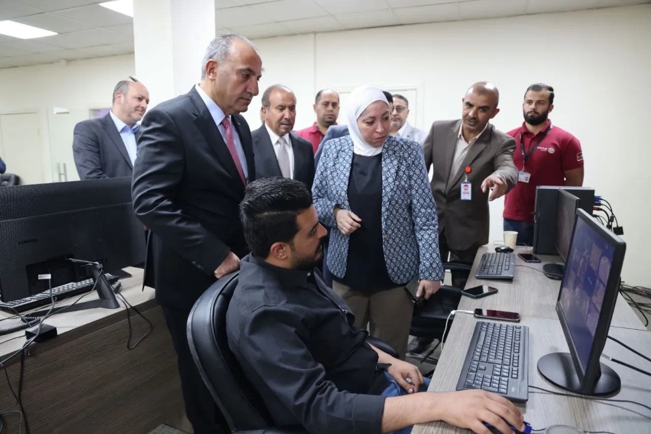 إطلاق التشغيل التجريبي لمشروع النقل بين عمان والمحافظات