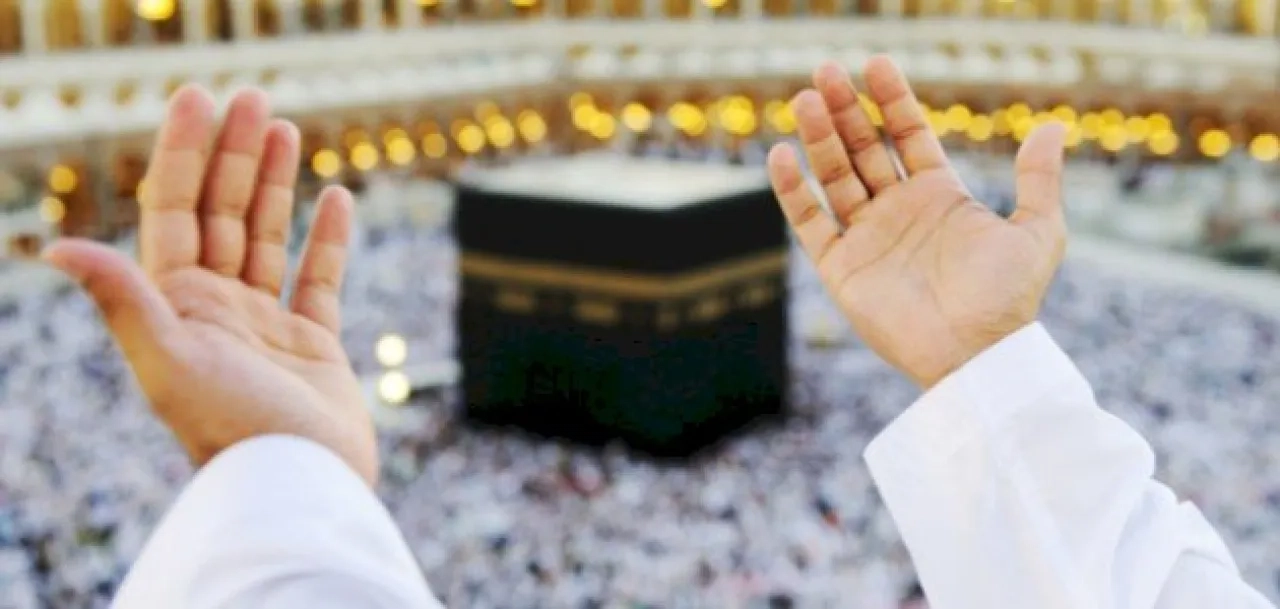 أردنية تدعو لمنتخب النشامى عند الكعبة
