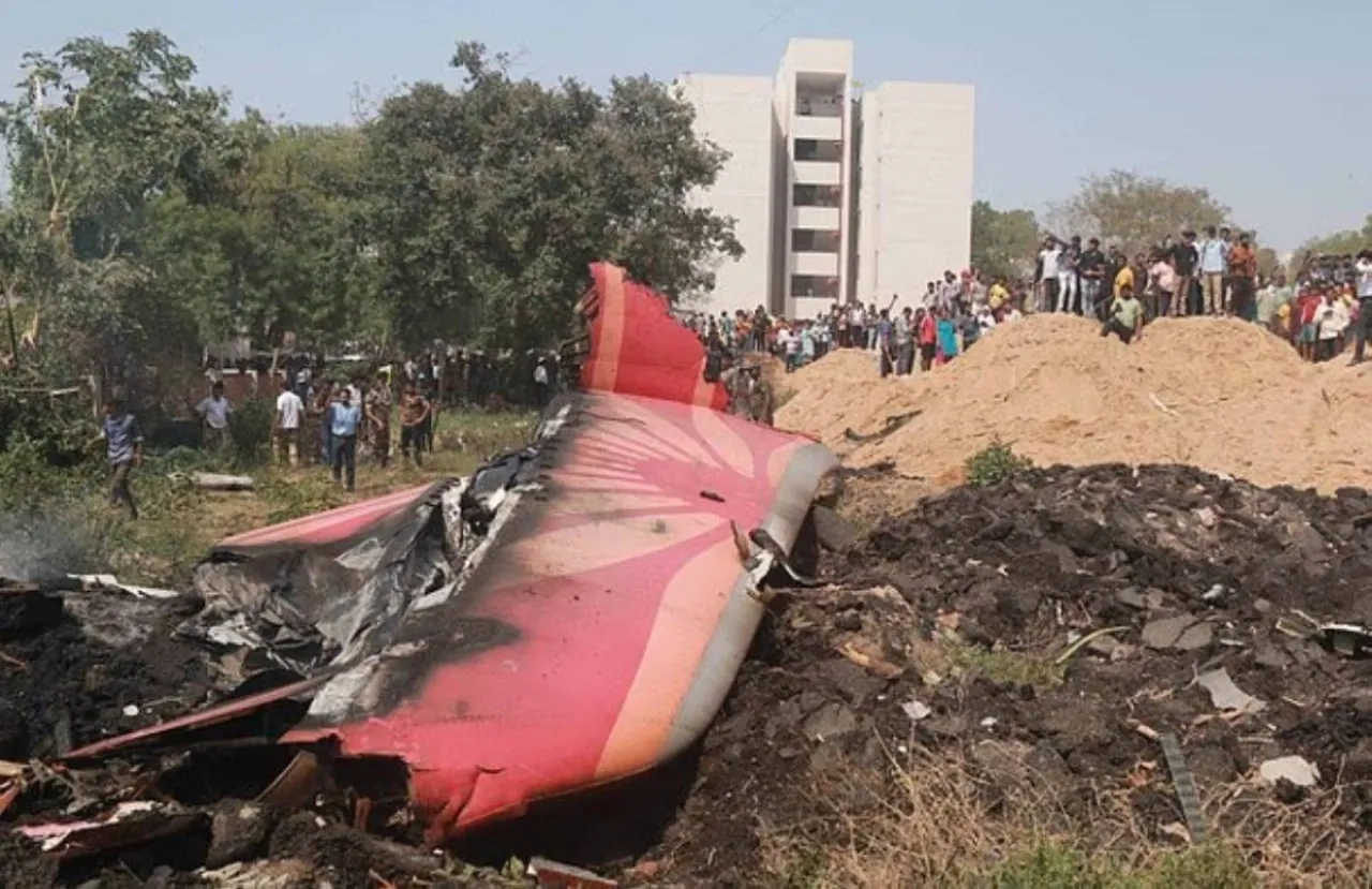 طيار ومحلل حوادث معروف يرجح.. خطأ بسيط سبب سقوط الطائرة الهندية