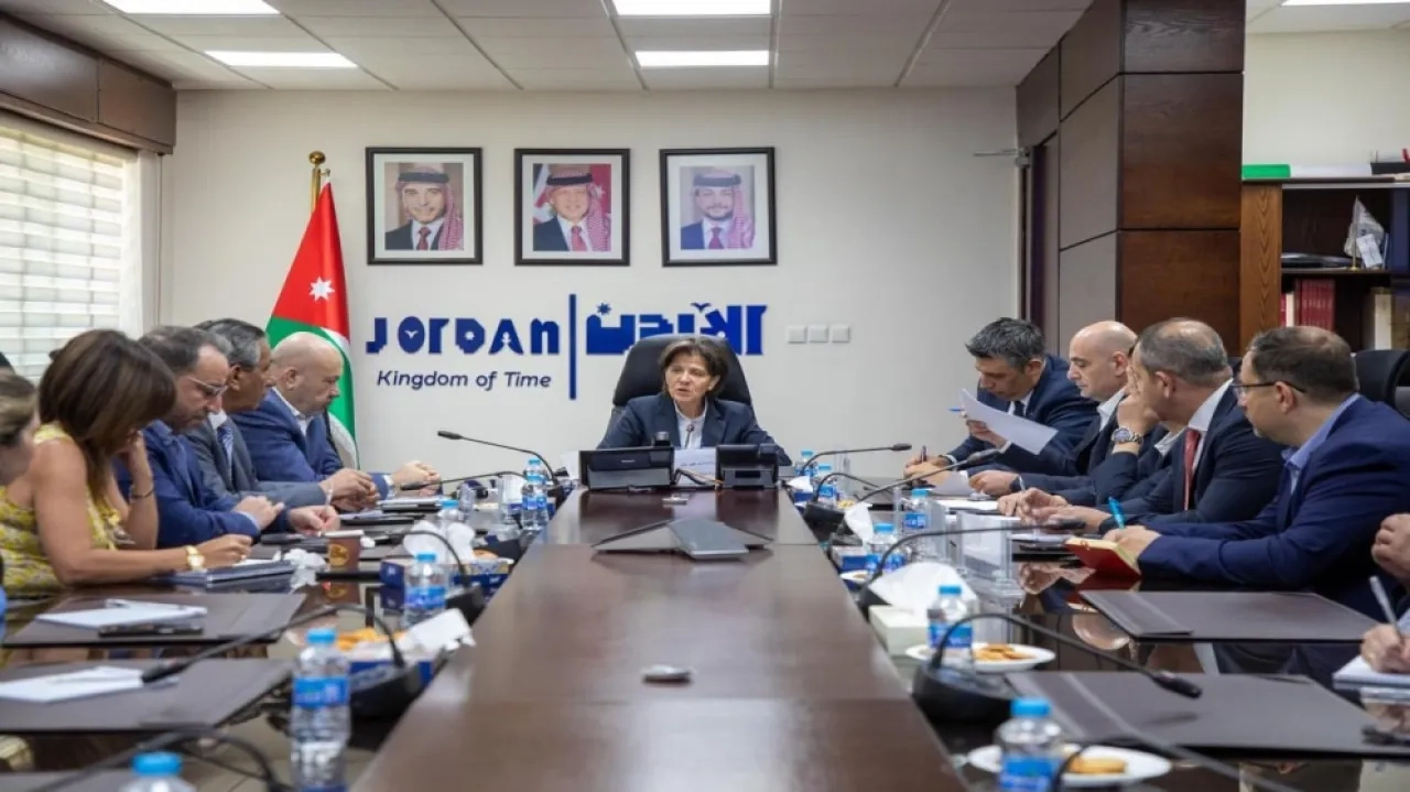 وزيرة السياحة : نتابع تأمين عودة الأردنيين العالقين في المطارات