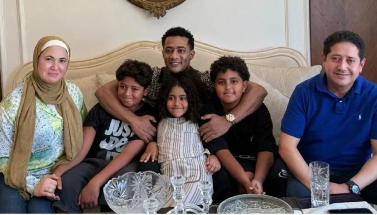 محمد رمضان : "كل اللي فات إشاعات علي ابني وعمر إخوات"