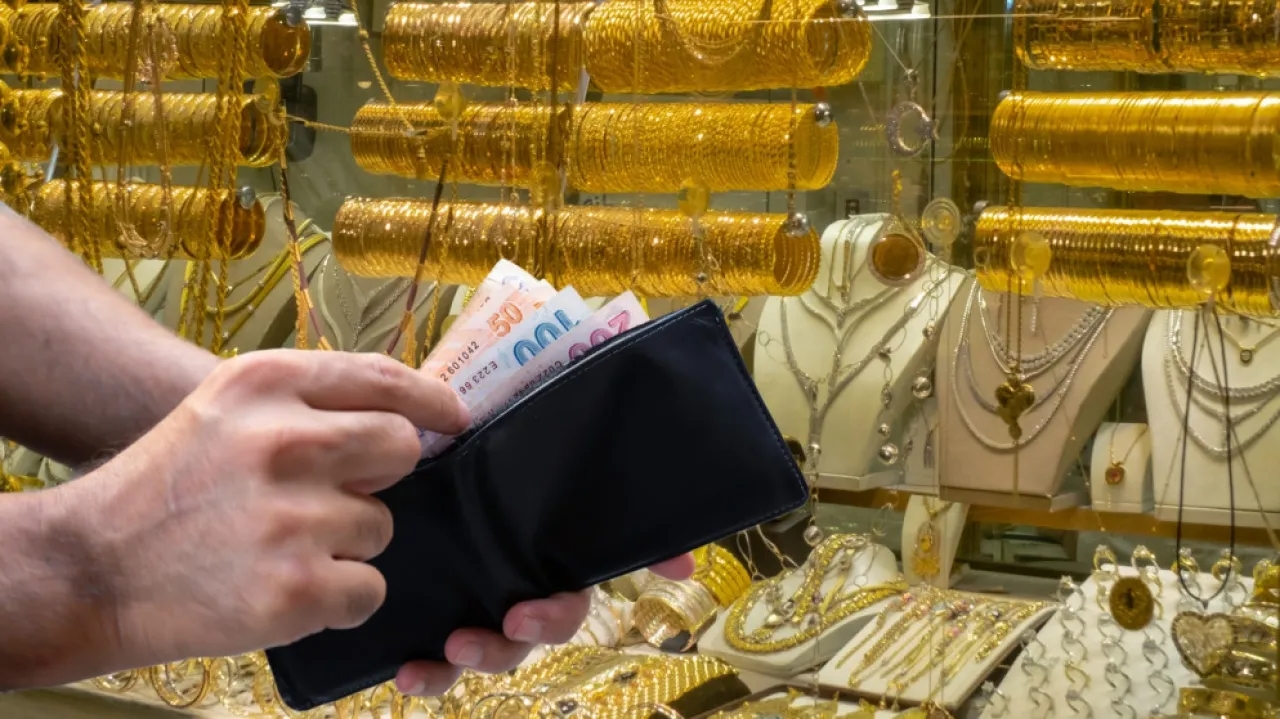 الذهب يرتفع عالميا مع تراجع الدولار وعوائد سندات الخزانة الأميركية