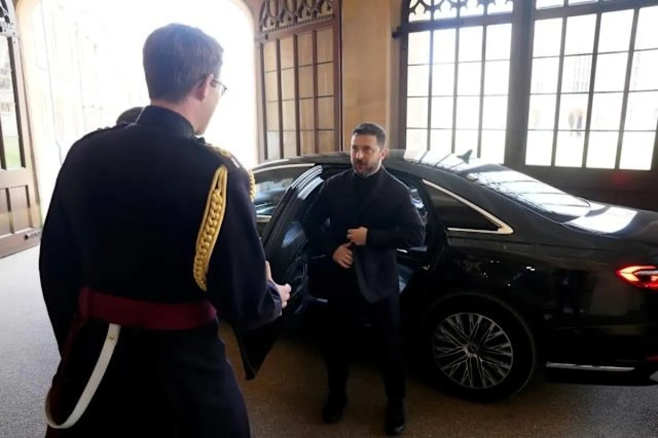 زيلينسكي يخلع زيه العسكري على عتبة الناتو