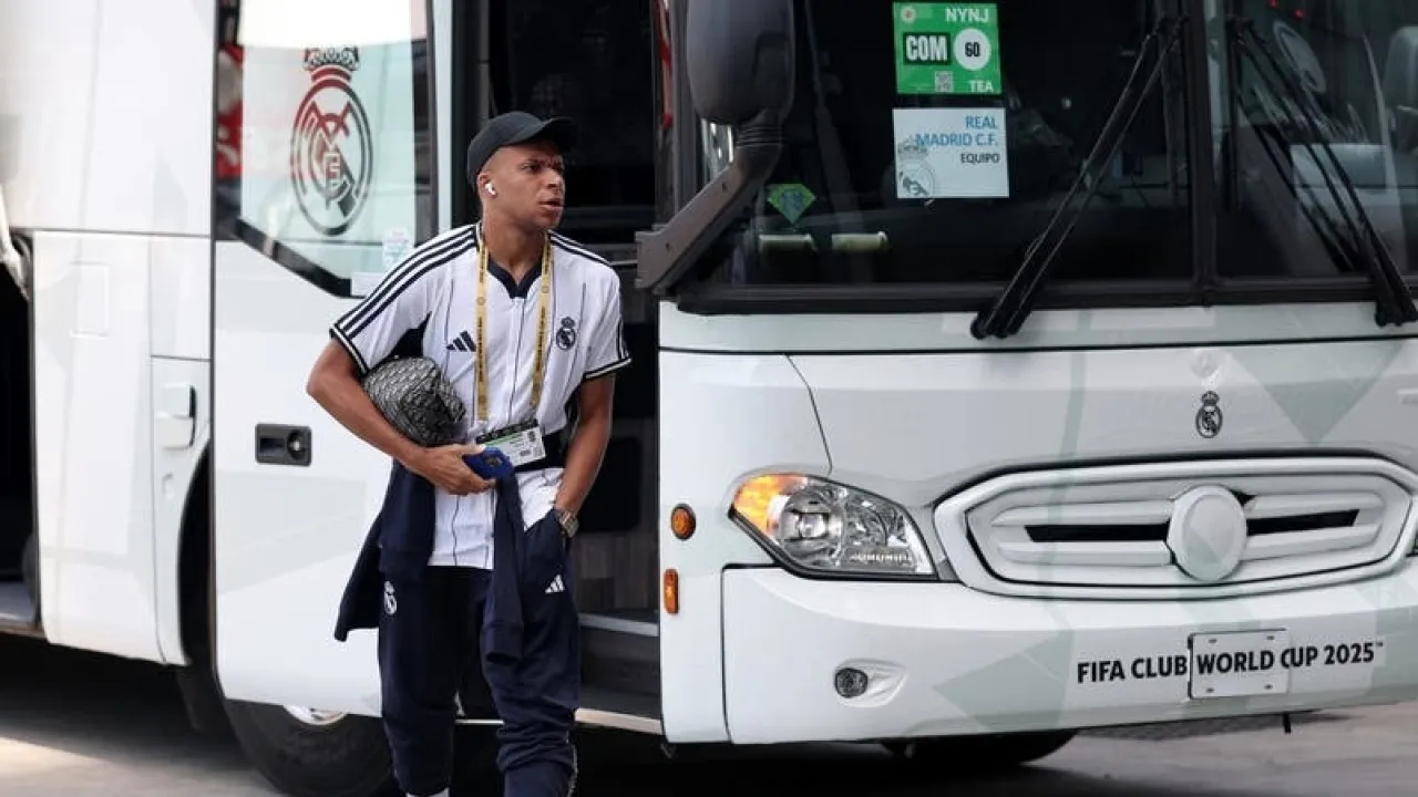 تصرف غريب.. ريال مدريد يترك مبابي وحيداً ويسلمه للشرطة