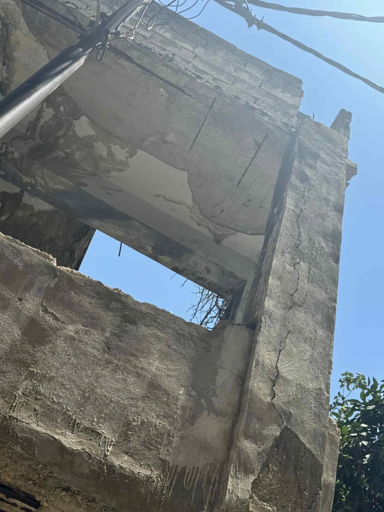 مواطنون يشتكون من مبنى آيل للسقوط بشارع حكما في اربد