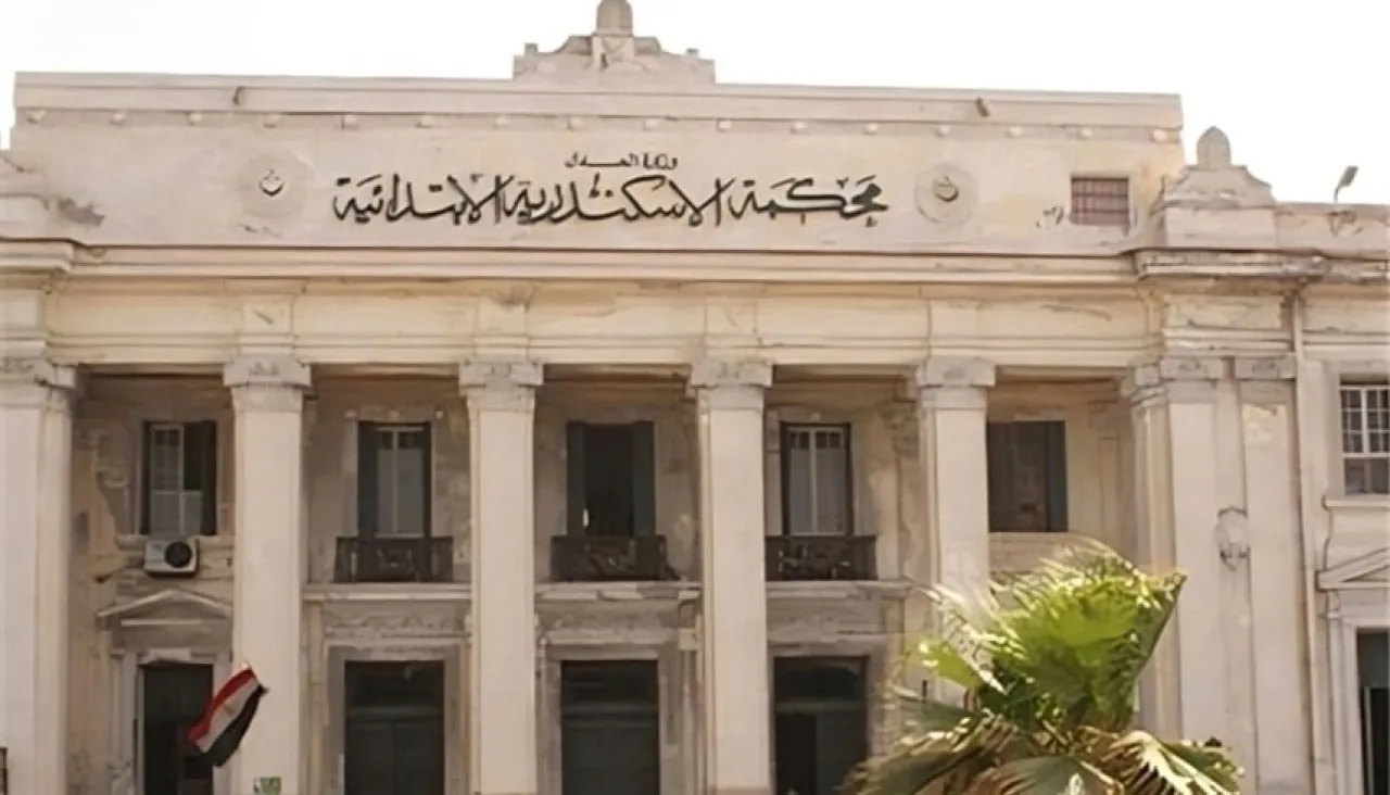 فيديو مروّع.. مصري يطعن زوجته في المحكمة لرفضها التصالح معه!
