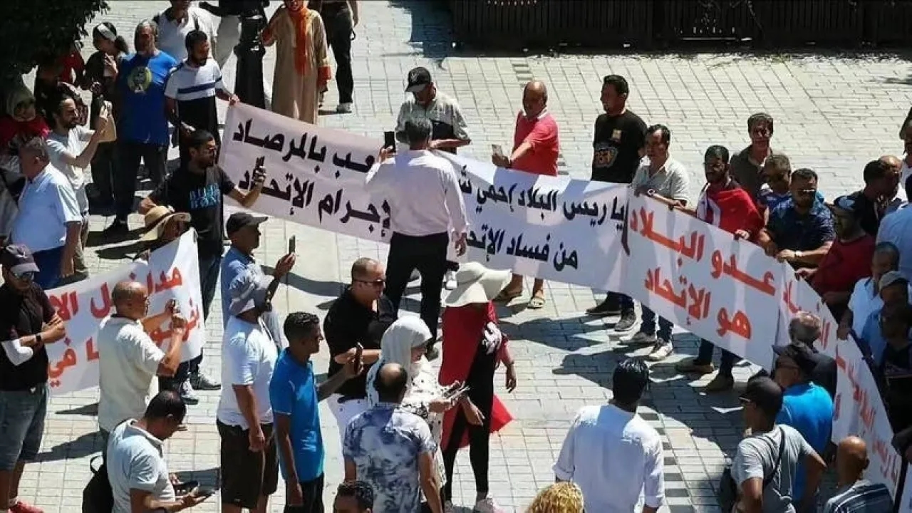 تونس.. توتر أمام مقر اتحاد الشغل بعد احتجاجات تطالب بتجميده