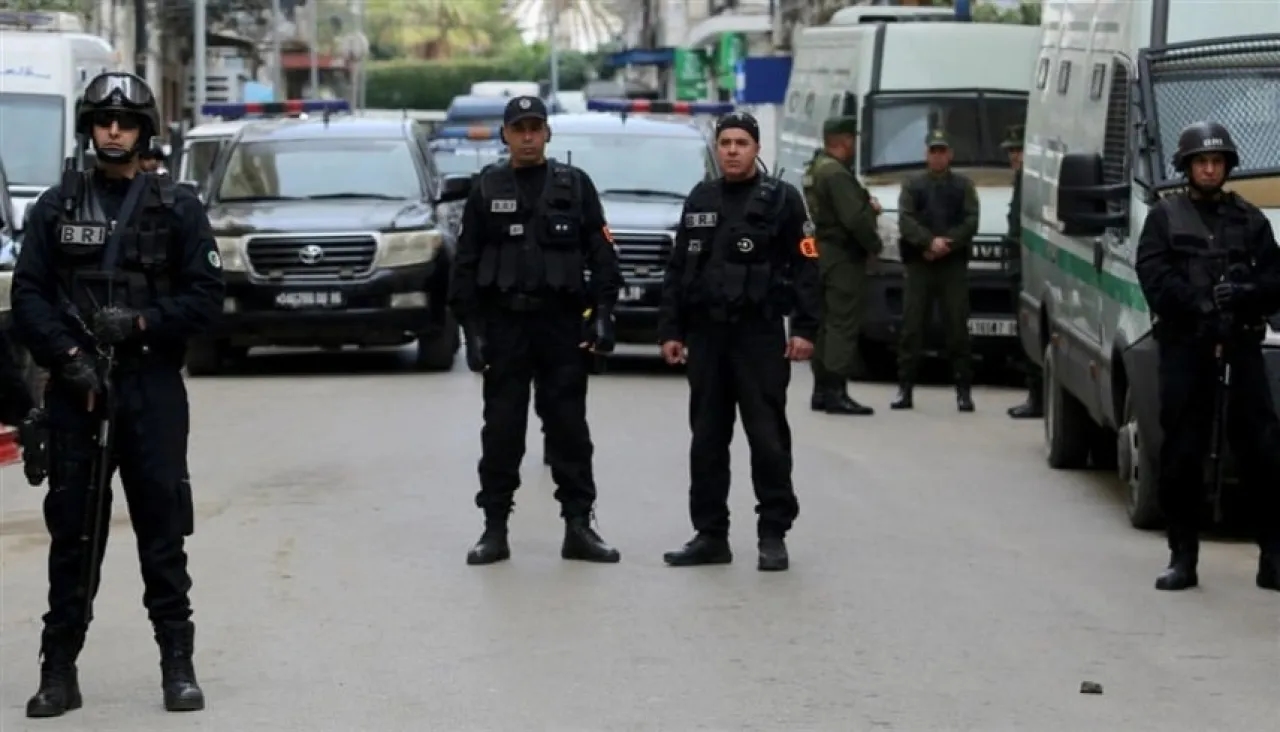 السجن 15 عاماً بحق شخصين سرقا كهلاً في الجزائر