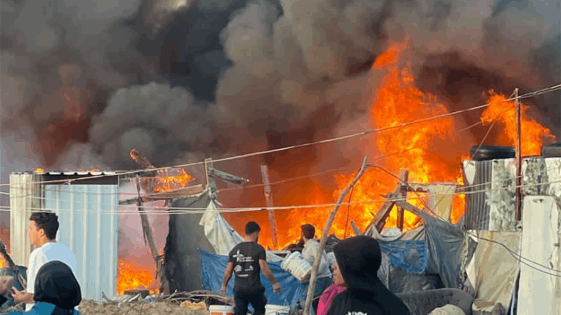 حريق هائل يلتهم خيم نازحين سوريين في الشواكير