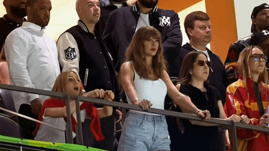 سويفت في موقف صعب خلال سوبر بول... الجمهور هاجمها وترامب أحرجها وهذا تعليقها! (فيديو)