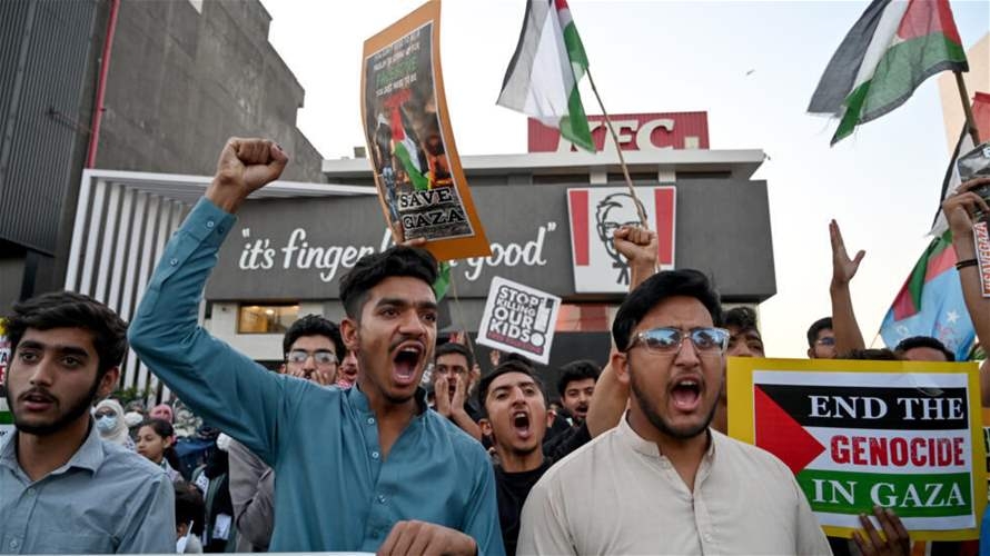 توقيف 160 شخصا في باكستان على خلفية هجمات ضد مطاعم "كاي إف سي"