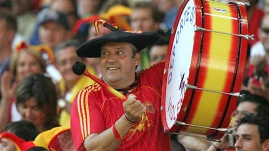 قرع الطبول يتوقف مع وفاة مشجع إسبانيا الشهير مانولو عن عمر ناهز 76 عاما