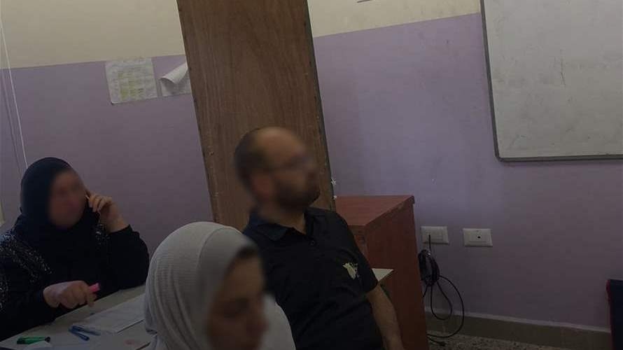 غياب المعازل في أقلام الاقتراع في مدرسة بطرماز