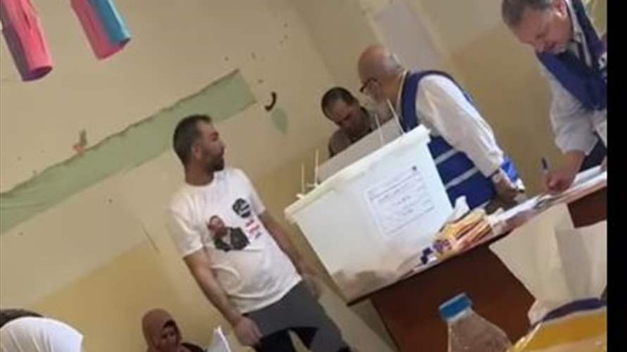خرق لسرية الاقتراع في عرسال: مندوب لائحة يُسلّم ورقة اقتراع لناخب خلف المعزل...(فيديو)