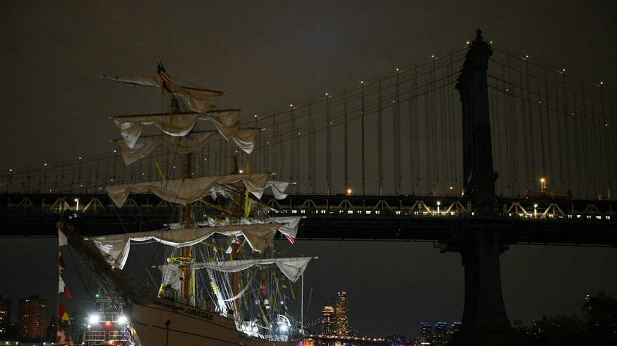 Mexican Navy training ship hits New York's Brooklyn Bridge