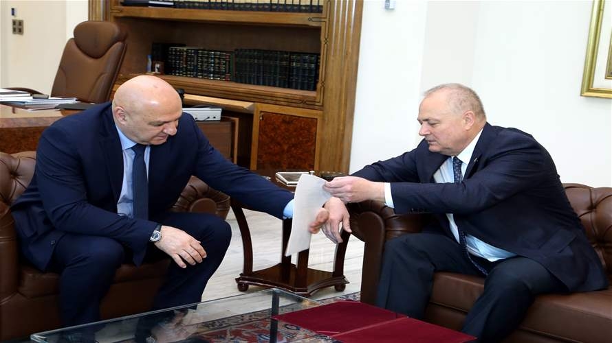 Putin invites Lebanese President to first Russian-Arab Summit in Moscow