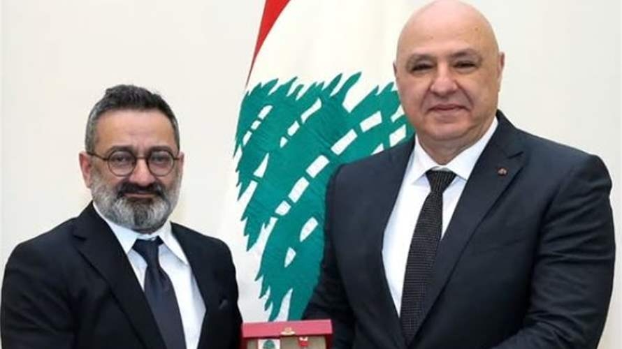رئيس الجمهورية منح الفنان جورج خباز وسام الاستحقاق اللبناني الفضي (صور)