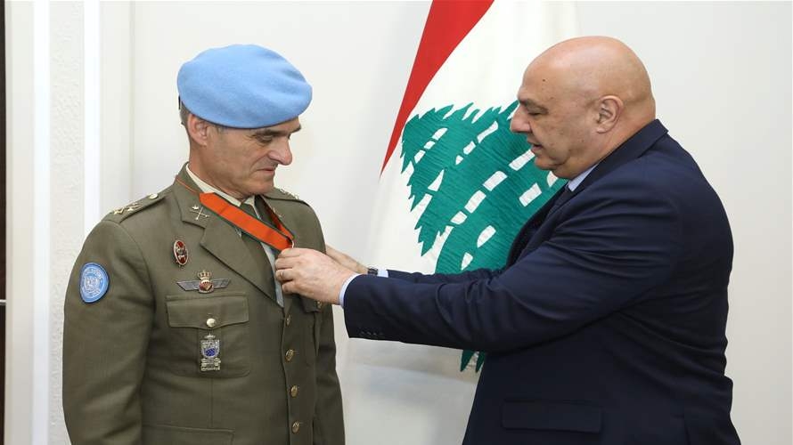 الرئيس عون منح قائد "اليونيفيل" الجنرال Aroldo Lázaro وسام الأرز الوطني من رتبة كومندور تقديرا للجهود التي بذلها خلال توليه قيادة قوات حفظ السلام الدولية في الجنوب