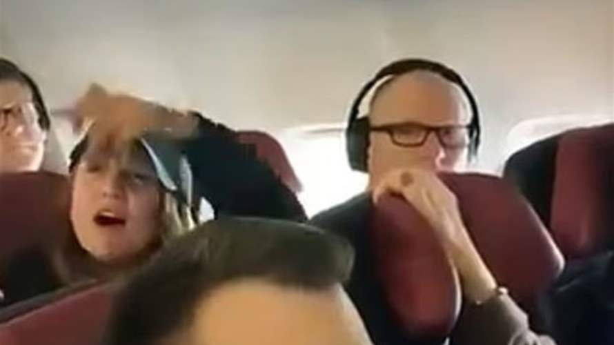 مشادة كلامية حادة بين مضيفة طيران وامرأة... السبب غريب وهذا مصير الأخيرة! (فيديو)