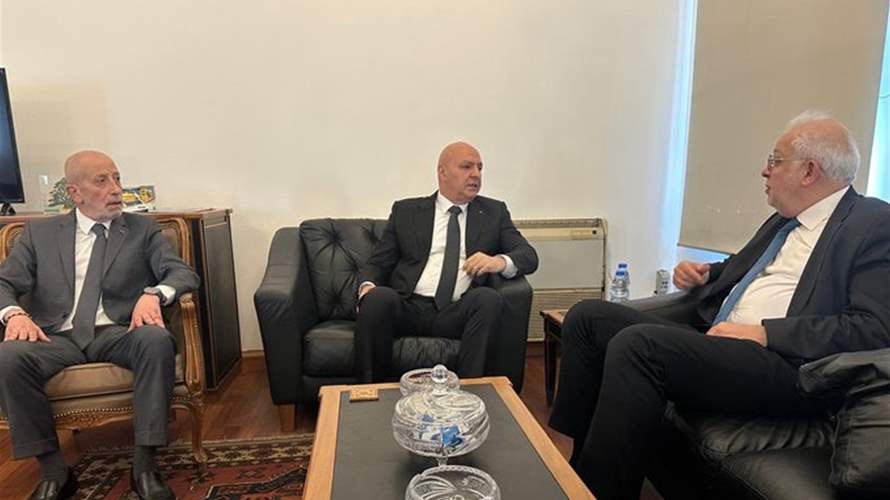 الرئيس عون وصل إلى وزارة العدل حيث التقى الوزير عادل نصّار في مكتبه في زيارة تفقدية شدّد خلالها على أهمية تحقيق العدالة في هذه المرحلة
