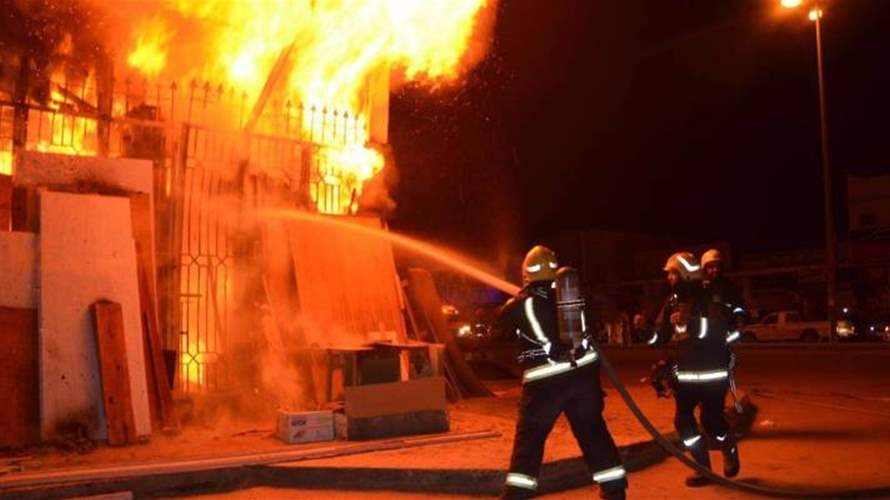 حريق في مستودع مواد مستعملة في حي اللبانة في بلدة عربصاليم