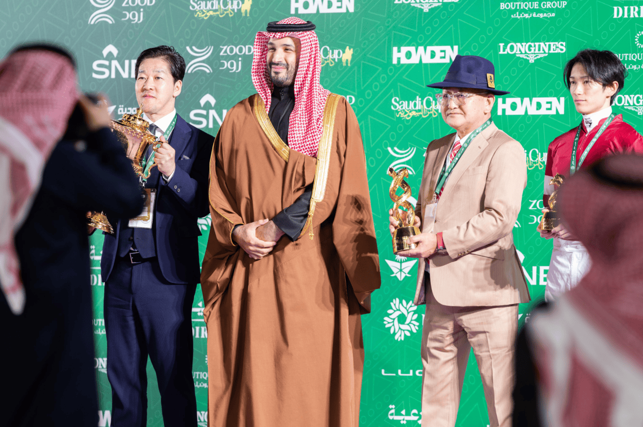 Crown Prince Presents Saudi Cup 2025 Trophy