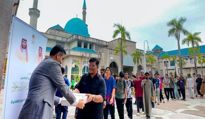 Islamic Affairs Ministry Gives 500 Iftar Meals to Islamic Univ. in Malaysia