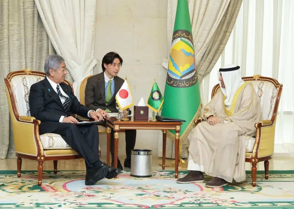 Japanese FM Fosters Partnerships with GCC's Secretary-General