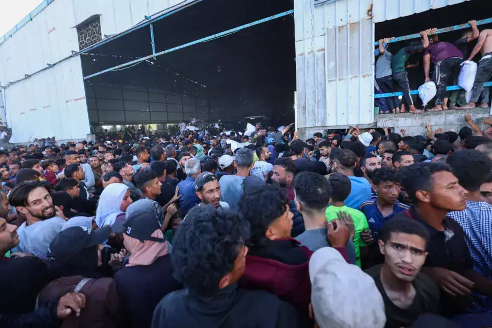 Desperate Palestinians Storm UN Warehouse Amid Deepening Hunger Crisis