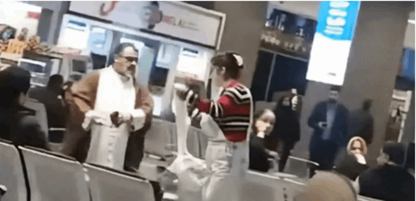بالفيديو: بعد أن ضايقها بسبب الحجاب.. إمرأة إيرانية تنزع عمامة رجل دين