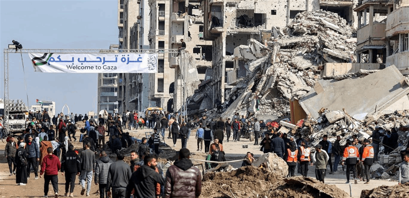 بالمكانس والحجارة.. سكان غزة يعيدون بناء منازلهم وسط الركام