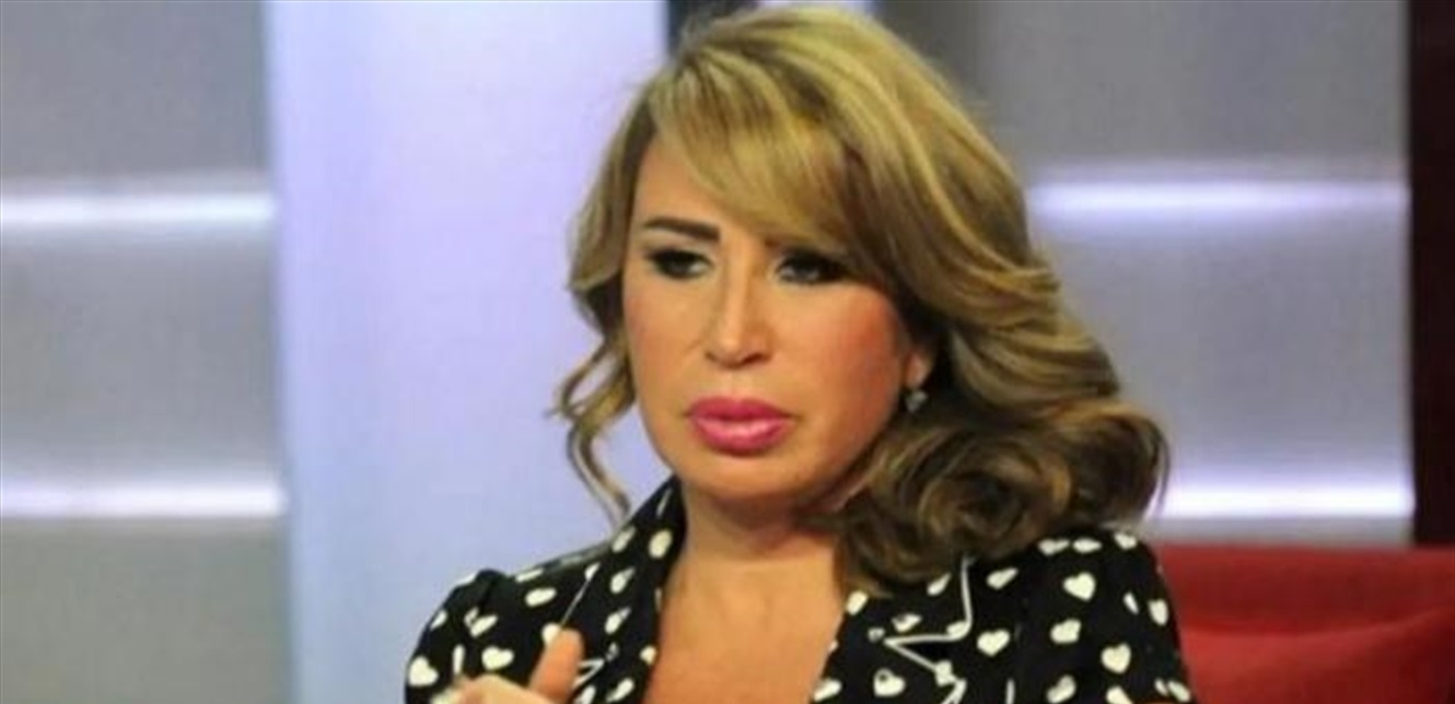 بسبب جرأة أعمالها المخرجة الشهيرة أبعدت ابنتها عنها.. شاهدوا كيف بكت بحرقة (فيديو)