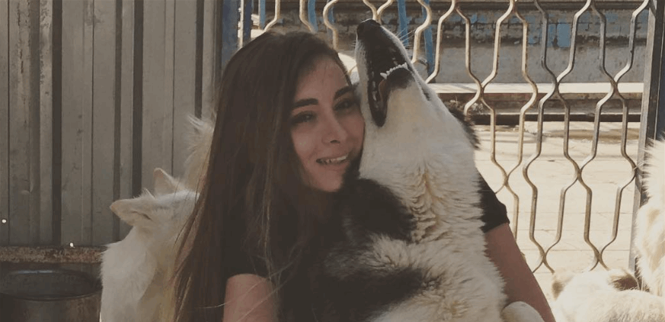 هل كانت الكلاب سببًا في وفاة الفنانة السورية بعد ولادتها المبكرة؟