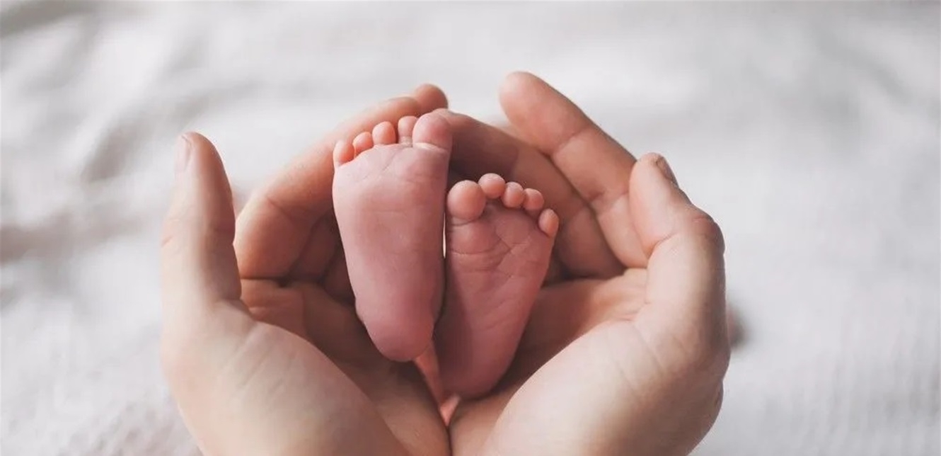بدت عليها ملامح التعب والإرهاق.. هكذا أطلت الفنانة المعروفة بعد ولادة ابنتها (صورة)