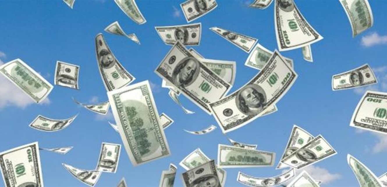 بالفيديو.. فاز بـ100 ألف دولار بعدما نجح في تسديد رمية ثلاثيّة!