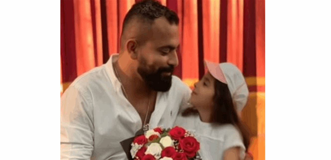 بعد منعه من رؤيتها.. فنان يلجأ للذكاء الاصطناعي ليجتمع مع ابنته (صور)