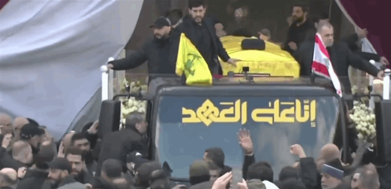 مشهد مهيب.. لحظة دخول جثمان نصرالله إلى المدينة الرياضية (فيديو)