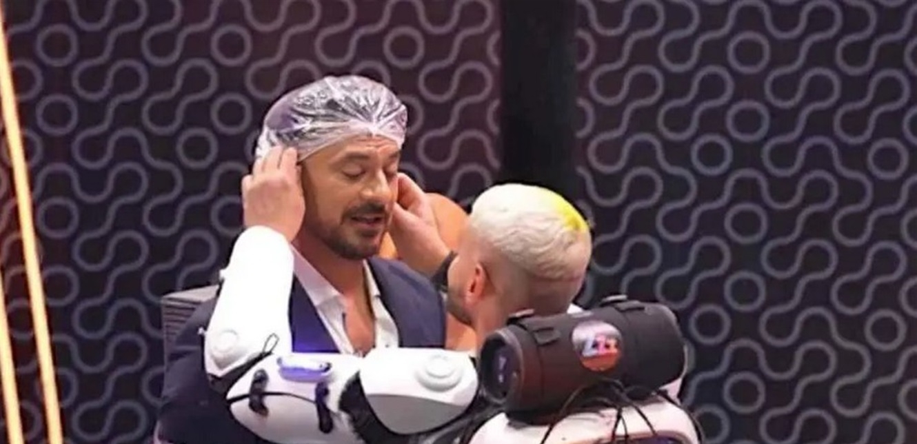 أرعبه بالحشرات.. شاهدوا ماذا فعل رامز جلال بضيفه (فيديو)