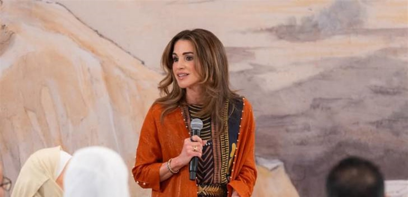 بتصميم لبناني.. الملكة رانيا تتألق في أحد الافطارات الرمضانية