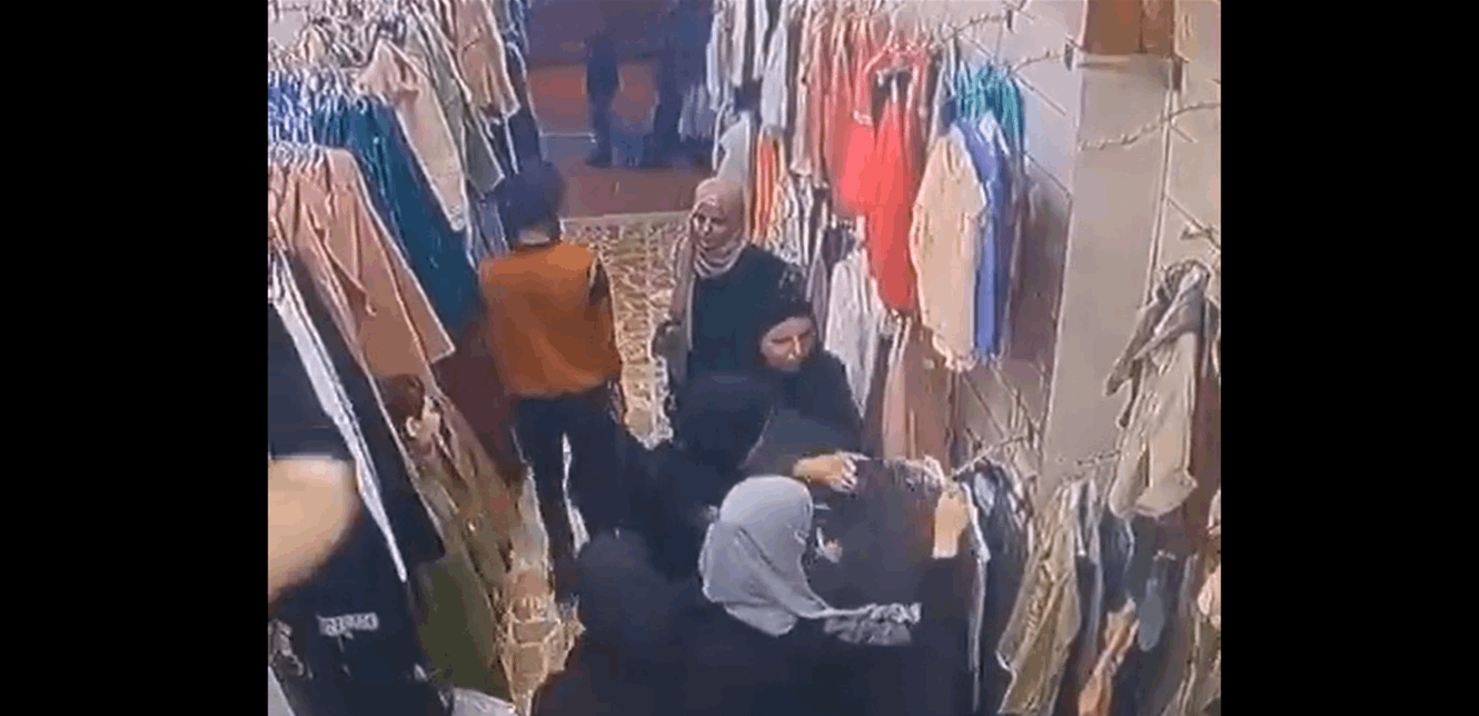 فيديو من طرابلس.. عائلة تسرق ملابس في ثوانٍ