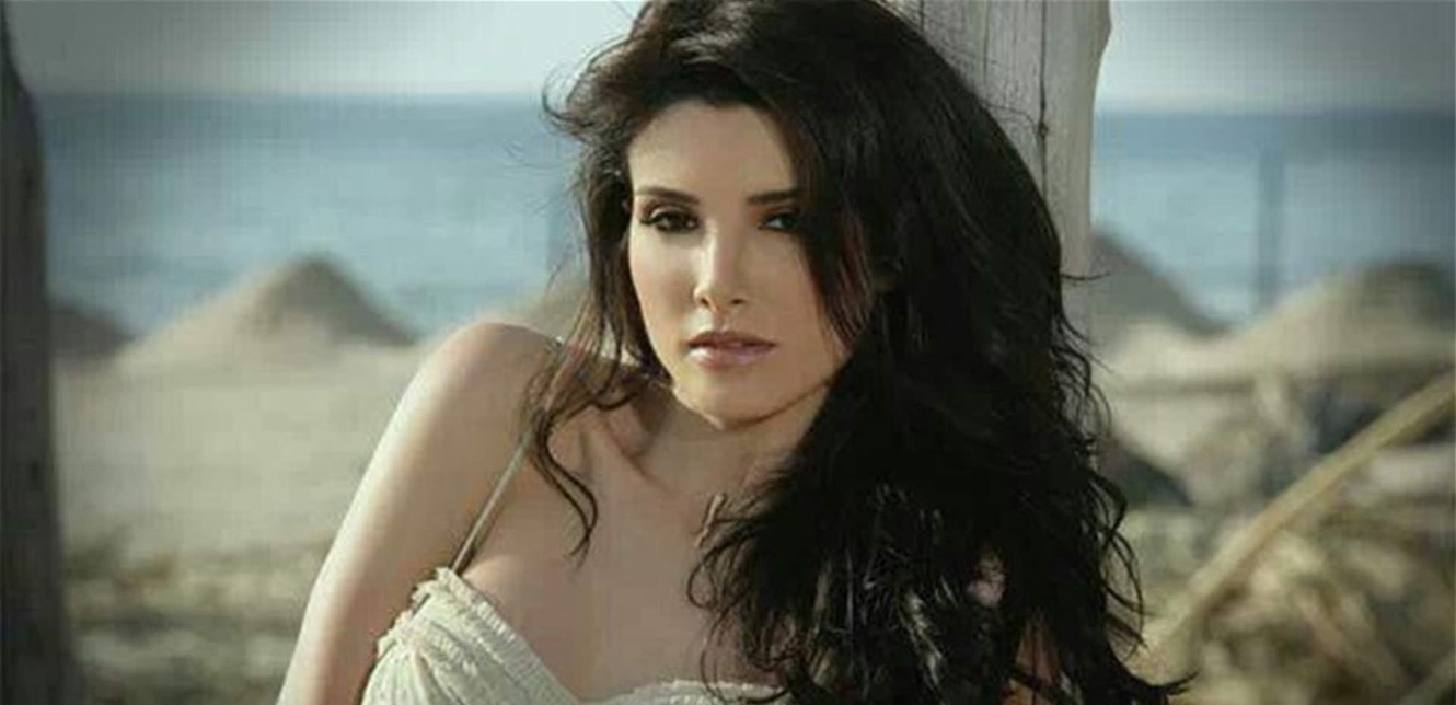 لا زالت بغاية الجمال.. هل تذكرون نجمة "ستار أكاديمي" صوفيا المريخ؟ عادت للغناء مُجدداً (فيديو)