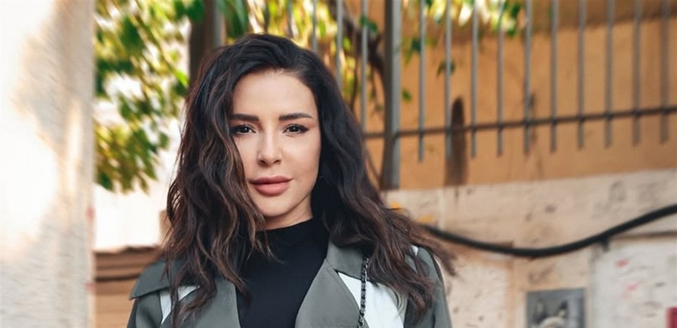 في منزلها الفخم.. ماغي بو غصن وفريق مسلسل "بالدم" يُشاهدون الحلقة الأخيرة (فيديو)