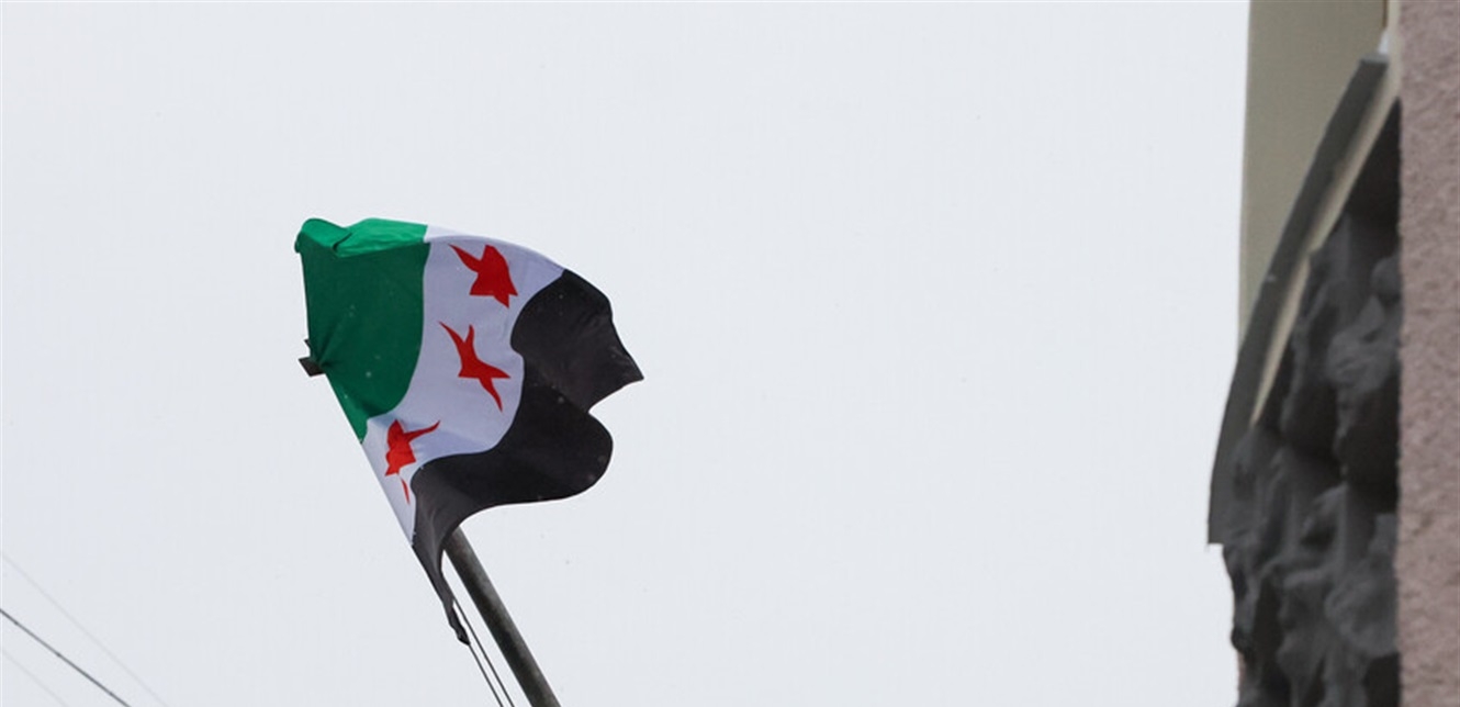 بعد اعتماده رسميًا.. العلم السوري الجديد يظهر في تحديثات الهواتف الذكية