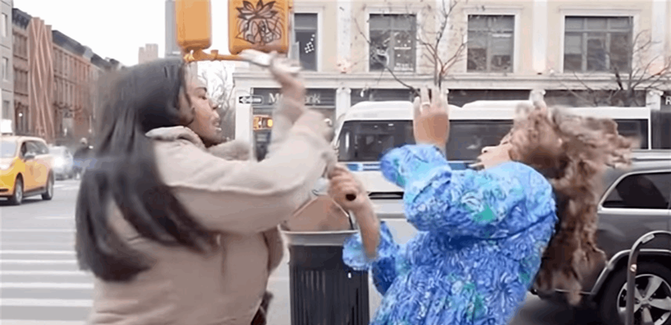 بالفيديو.. مراسلة تتعرض للضرب المبرح (فيديو)