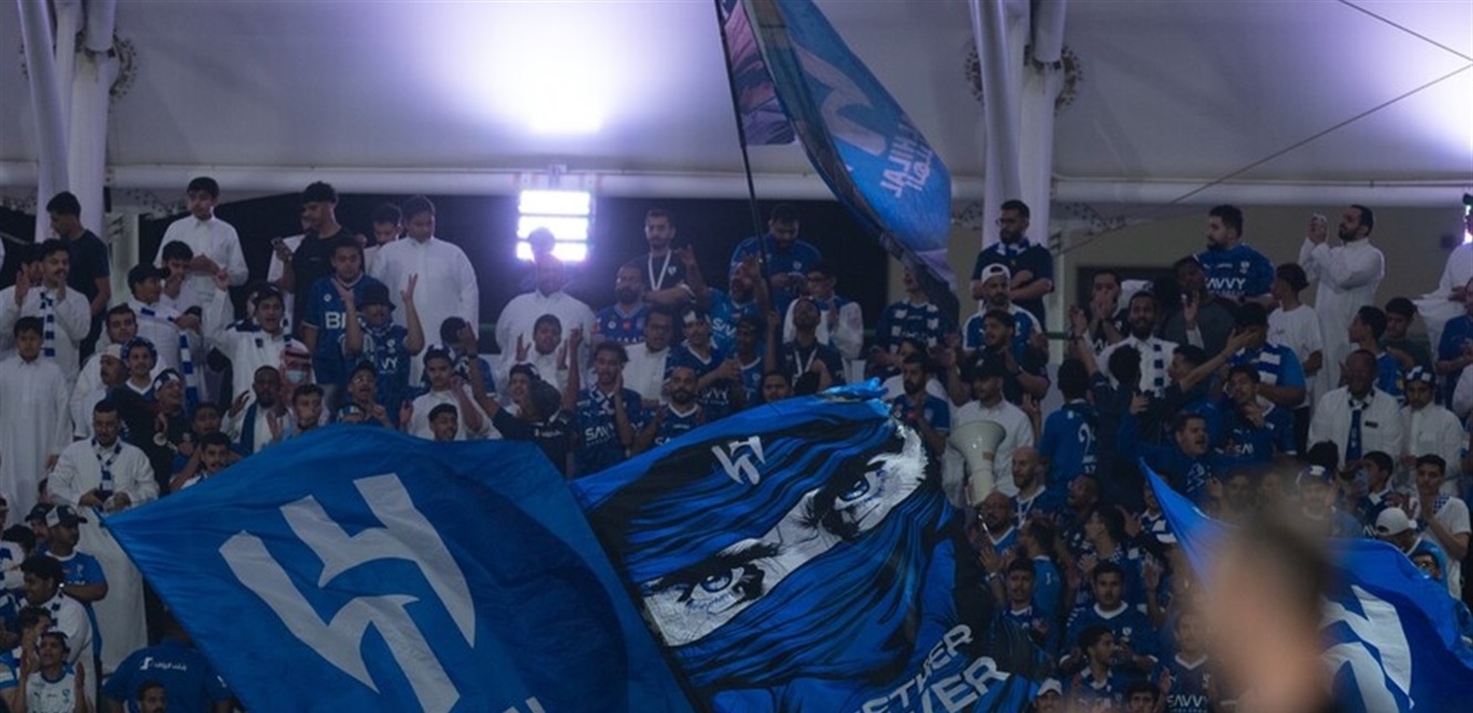 مشجعو "الهلال" يُثيرون الجدل بتصرفهم.. تخلوا عن قمصانهم وشعاراتهم! (فيديو)